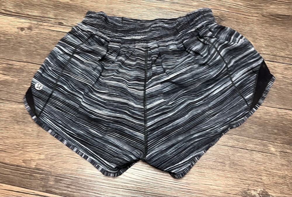 Lululemon Hotty Hot Low Rise 2.5” Shorts Sz 4 Black Gray Stripe Lined Run Active